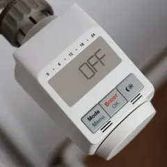Termostat grzejnikowy pokazuje "OFF". Może to oznaczać, że piec gazowy ma za wysoka temperatura i system się wyłączył.