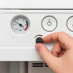 Ciśnieniomierz wskazuje niski poziom wody w instalacji. Objawy to m.in. brak ogrzewania.