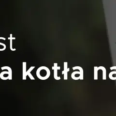 Termometr obok napisu "Co to jest histereza kotła na pellet?". Histereza CWU pellet to kluczowy parametr dla efektywności ogrzewania.