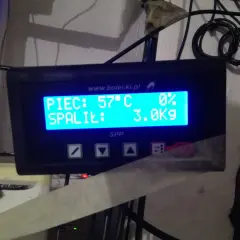 Panel sterowania pieca na ekogroszek. Wyświetla temperaturę 57°C i 3.0 kg spalonego paliwa. Automatyczne rozpalanie pieca na ekogroszek działa sprawnie.