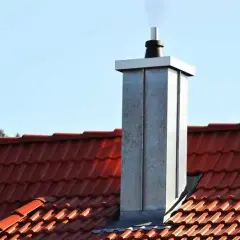 Koszt obróbki komina blachą: Od 500 do 1500 zł planuj budżet!