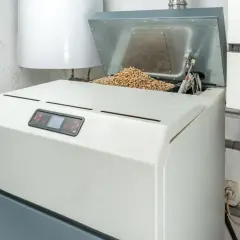 Piec na pellet z otwartym zasobnikiem pełnym paliwa. Czy w piecu na pellet można palić trocinami? To pytanie nurtuje wielu użytkowników.