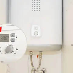 Zbliżenie na panel sterowania bojlera elektrycznego z wyświetlaczem 37.0°C. Czy bojler elektryczny powinno się wyłączać?