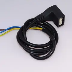 Czarny kabel z wtyczką kątową i trzema żyłami (brązowa, niebieska, żółto-zielona) – idealny jako przewód do pompy ciepła.