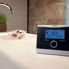 Nowoczesny termostat Vaillant zapewnia komfortowe sterowanie pogodowe w domu, ustawiając idealną temperaturę 20°C.