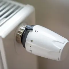 Pokrętło termostatu na grzejniku pokazuje, jak działa termostat w grzejniku, regulując temperaturę od 3 do 5.