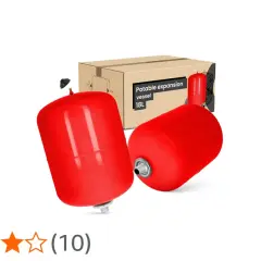 Dwa czerwone naczynia przeponowe do góry nogami, jedno z widocznym przyłączem, obok kartonu z napisem "Potable expansion vessel 18L".