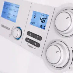 Panel sterowania kotła gazowego z wyświetlaczem pokazującym temperaturę 48°C i ikonę płomienia.