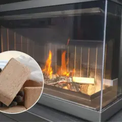 Jak palić pelletem w kominku? W ręce trzymam brykiet, obok płonie ogień.