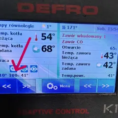 Wyświetlacz kotła DEFRO. Widoczne ustawienia zaworu wbudowanego, temperatury kotła i zaworu CO. Czerwona strzałka wskazuje ikonę pracy.