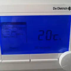 Termostat De Dietrich pokazuje 20°C. Menu "System" zawiera opcje do konfiguracji, np. jak ustawić piec gazowy dwufunkcyjny.