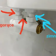 Zawory grzejnikowe z oznaczeniami "gorące" i "zimne". Widoczny odpowietrznik co.