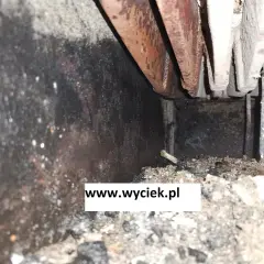 Widok wnętrza pieca CO z widocznymi śladami sadzy i popiołu. Czy można zakleić cieknący piec CO?