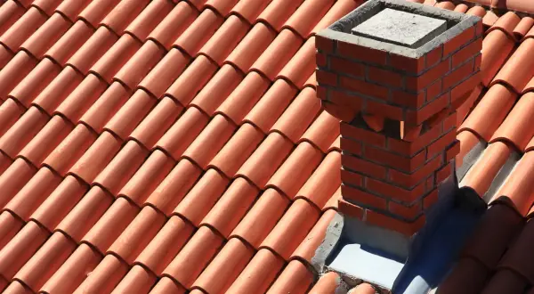 Jak uszczelnić komin? Diagnoza i naprawa mokrej ściany krok po kroku