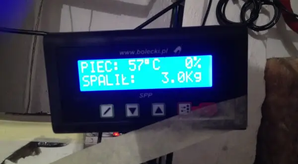 Panel sterowania pieca na ekogroszek. Wyświetla temperaturę 57°C i 3.0 kg spalonego paliwa. Automatyczne rozpalanie pieca na ekogroszek działa sprawnie.