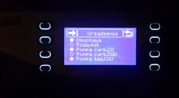 Menu sterownika: Urządzenia. Dostępne opcje: Dmuchawa, Podajnik, Pompa cyrk.CO, Pompa cyrk.CWU, Pompa ład.CWU. Sterownik nie załącza pompy CWU.
