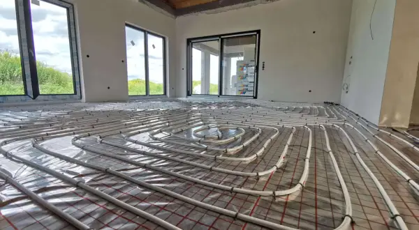 Instalacja ogrzewania podłogowego w nowym domu. Wkrótce dowiesz się, jak odpowietrzyć ogrzewanie podłogowe, by cieszyć się ciepłem.