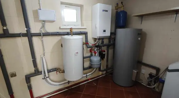 System grzewczy z pompą ciepła York, zasobnikiem wody i buforem. Idealne rozwiązanie, jaka pompa ciepła do domu 300m2.