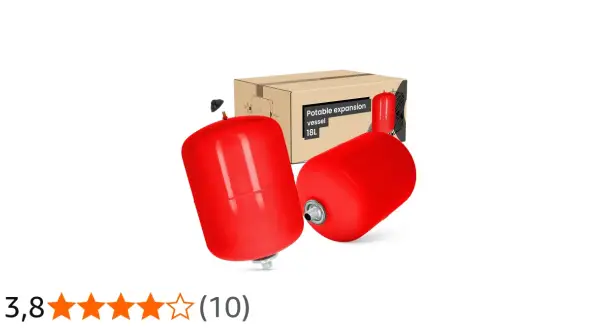 Dwa czerwone naczynia przeponowe do góry nogami, jedno z widocznym przyłączem, obok kartonu z napisem "Potable expansion vessel 18L".