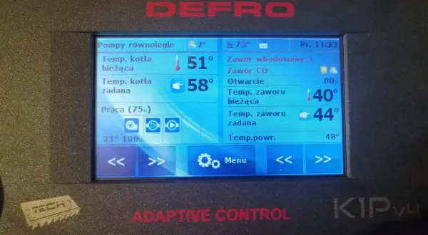 Na wyświetlaczu kotła DEFRO widać aktualną temperaturę zaworu bieżącą 40°C i zadaną 44°C.