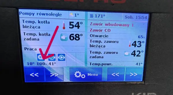 Wyświetlacz kotła DEFRO. Widoczne ustawienia zaworu wbudowanego, temperatury kotła i zaworu CO. Czerwona strzałka wskazuje ikonę pracy.