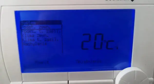 Termostat De Dietrich pokazuje 20°C. Menu "System" zawiera opcje do konfiguracji, np. jak ustawić piec gazowy dwufunkcyjny.