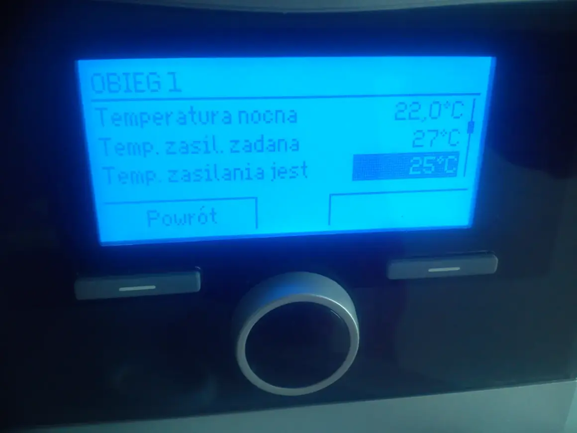 Ustawienia pieca Vaillant ecotec plus: Obieg 1, temperatura nocna 22°C, zadana 27°C, aktualna 25°C.