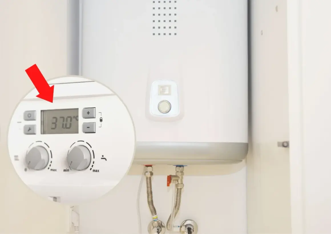 Zbliżenie na panel sterowania bojlera elektrycznego z wyświetlaczem 37.0°C. Czy bojler elektryczny powinno się wyłączać?