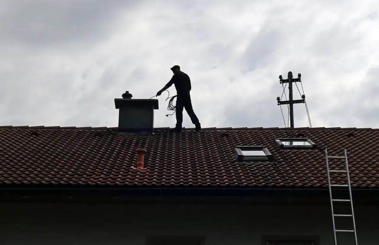 Przegląd kominiarski - co sprawdza kominiarz i ile kosztuje?