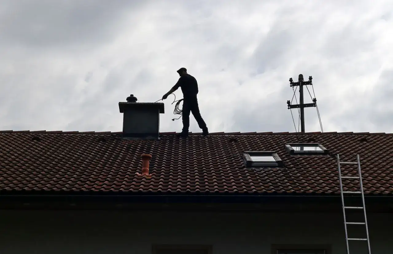Przegląd kominiarski - co sprawdza kominiarz i ile kosztuje?