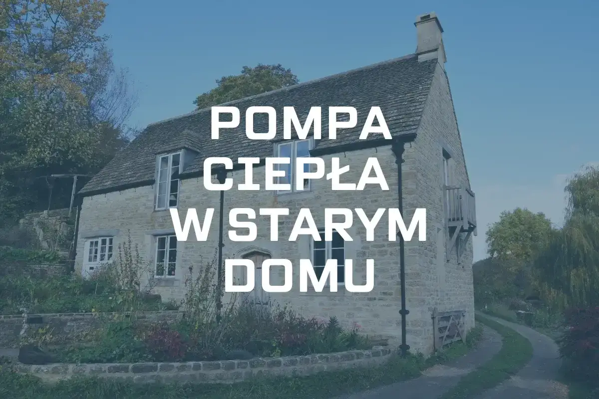 Kamienny, stary dom z ogrodem. Widać napis 