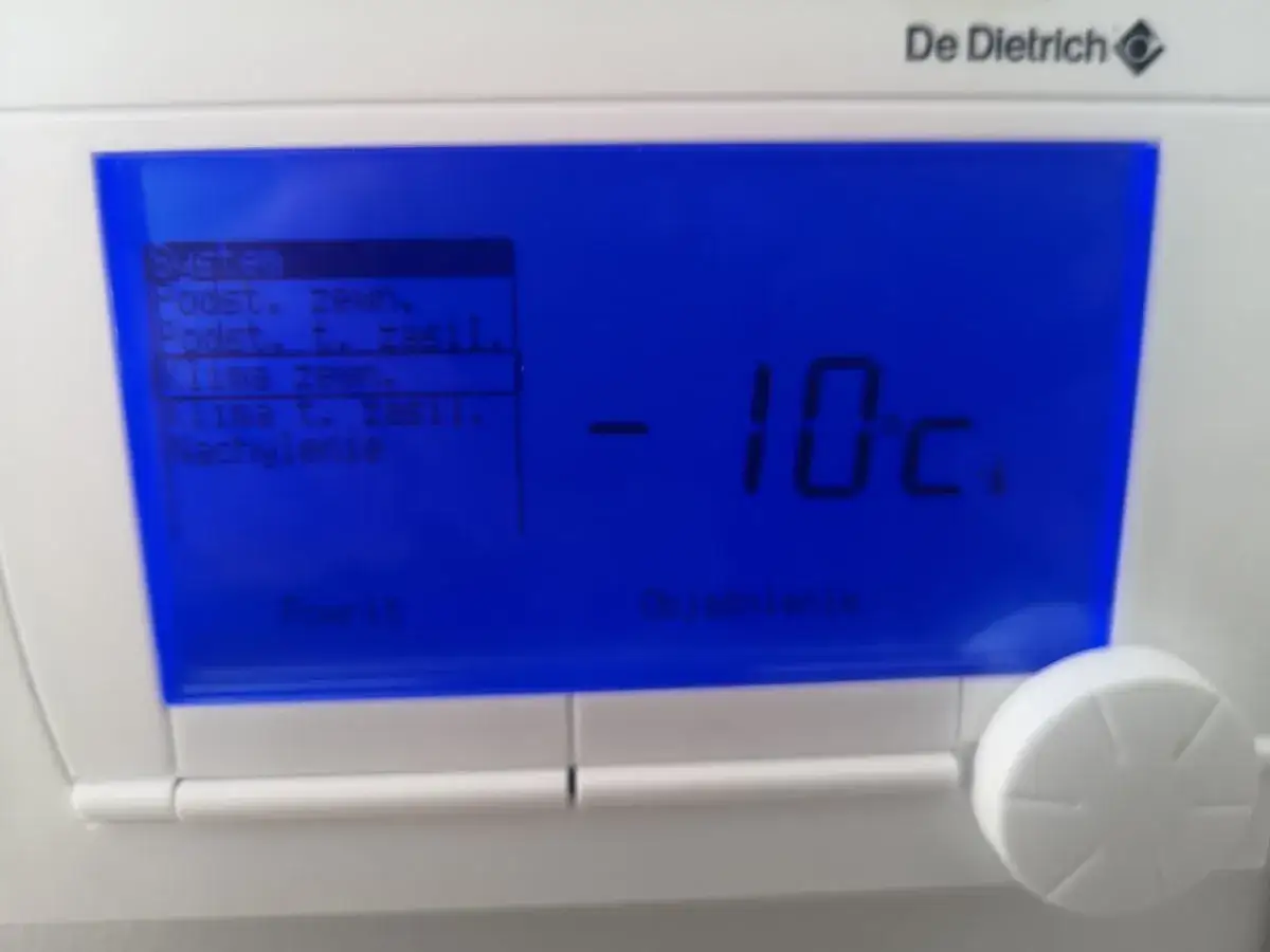 Wyświetlacz pieca gazowego dwufunkcyjnego De Dietrich pokazuje -10°C. Menu zawiera opcje 
