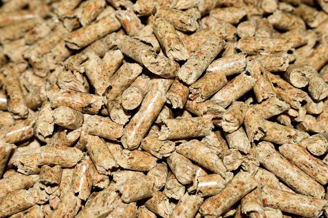 Gromadę niedopalonych pelletów, które mogą wskazywać na problemy z ich spalaniem.