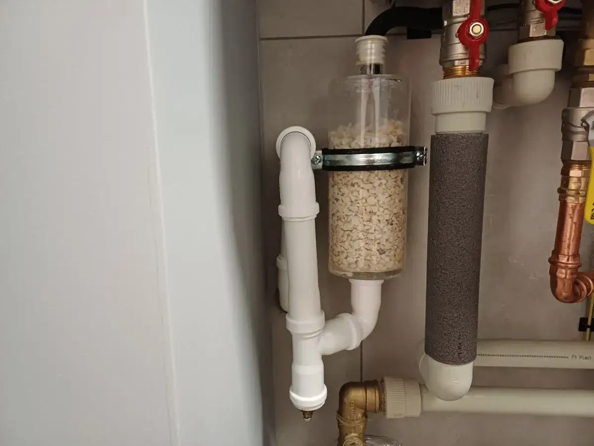 Przezroczysty separator wyłapuje skropliny z pieca gazowego, chroniąc instalację przed wilgocią.