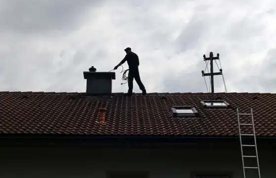 Przegląd kominiarski - co sprawdza kominiarz i ile kosztuje?
